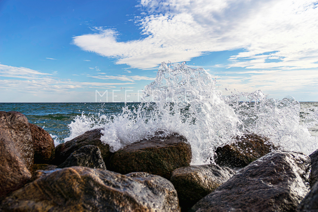 Gischt und Wellen III - Ostsee Bild | Tauchen Sie ein in die faszinierende Welt des Meeres mit unserem Ostseebild "Gischt und Wellen III". Dieses Ostseebild fängt den Moment ein, in dem die Welle auf die Mole trifft und die Gischt in alle Richtungen spritzt. Die Bewegung wurde perfekt eingefangen und der untere Bildbereich wurde absichtlich leicht unscharf gehalten, um dem Motiv eine gewisse Tiefe zu verleihen. Ganz gleich in welchem Format Sie dieses Motiv drucken lassen möchten, es wird garantiert zum Blickfang in Ihren Räumlichkeiten.