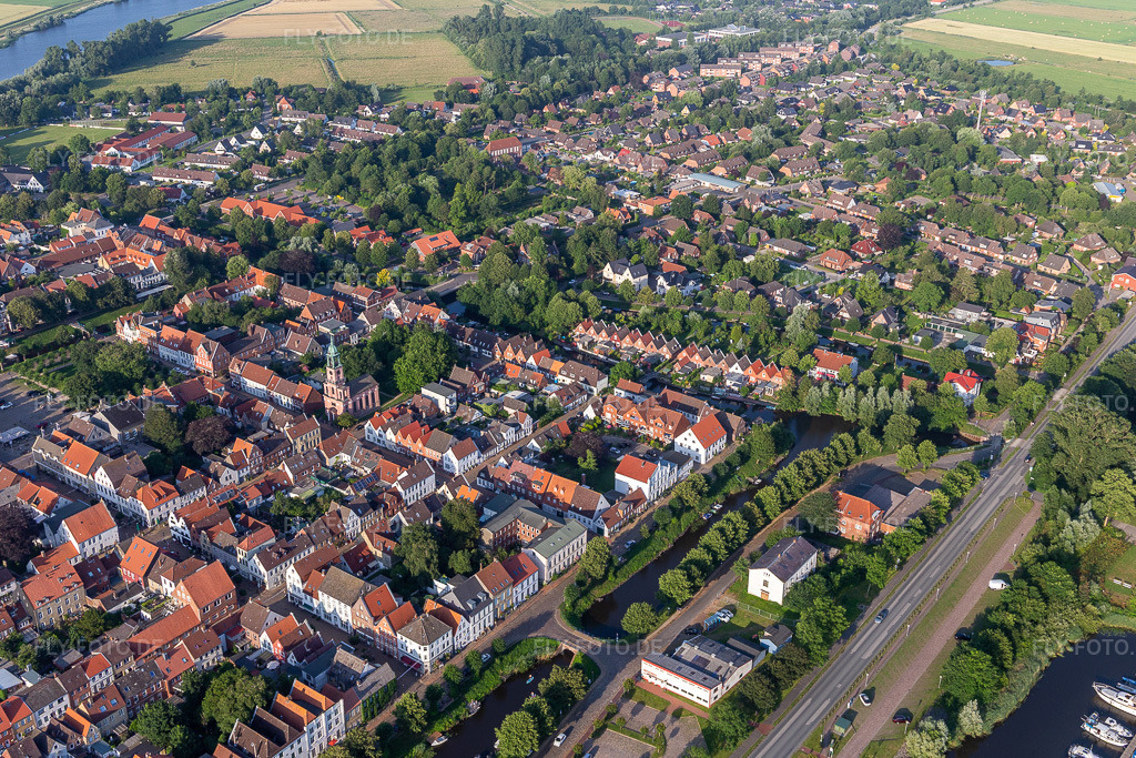 Luftbild: Grachtenstadt zwischen Treene, Westersielzug und Eider aus Südwesten in Friedrichstadt im Bundesland Schleswig-Holstein in Deutschland. Foto: IMG_0007292.jpg vom 16.07.2021 durch Werner Riehm/FLY-FOTO.de