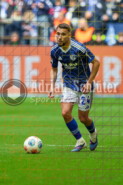 05.04.2026, GER, Fussball, Herren, 2. BL, Saison 2025/2026, FC Schalke 04 - Karlsruher SC | Adli Aouchiche (S04) in Aktion am Ball, Einzelaktion 