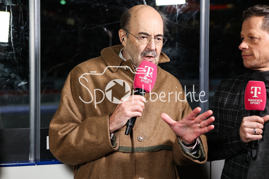 Augsburger Panther - Nürnberg ICE Tigers | Fritz von Thurn und Taxis am Mikrofon von Magenta Sport beim DEL Retro Spiel zwischen Augsburg und Nürnberg / Sascha BANDERMANN
