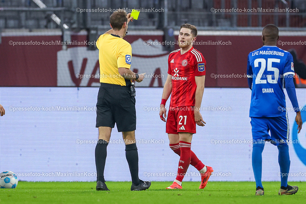 Due20122401101 | 20.12.2024, Fußball, Fortuna Düsseldorf - 1. FC Magdeburg, 2. Bundesliga, Merkur Spiel-Arena, Saison 2024 2025: Gelb rote Karte für Tim Rossmann (Fortuna Düsseldorf #21) und damit PlatzverweisDFB regulations prohibit any use of photographs as image sequences and or quasi-video.