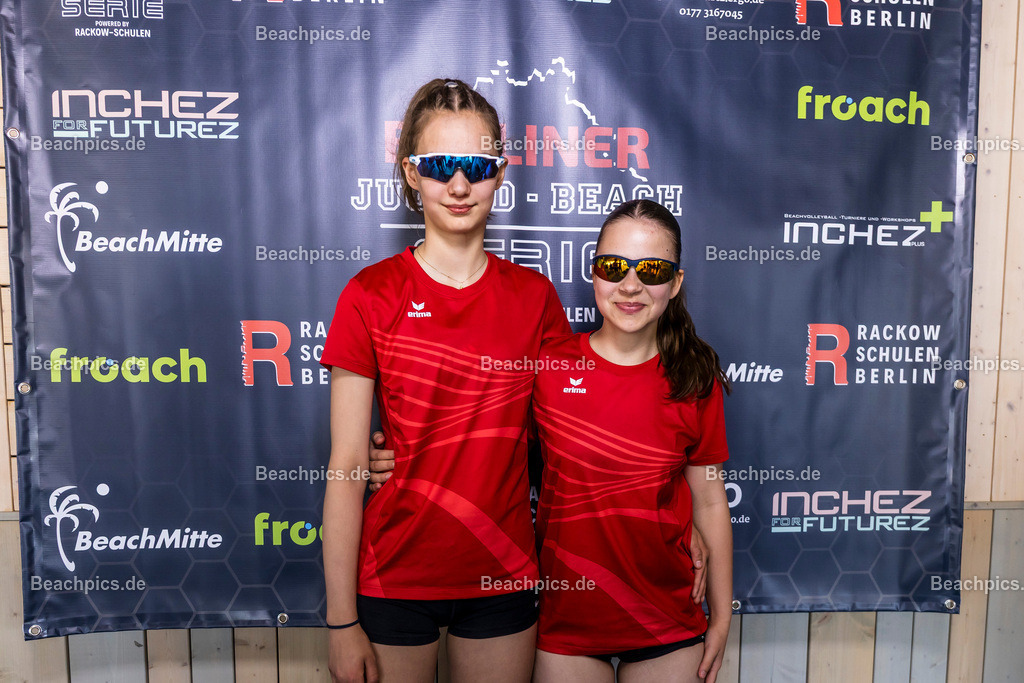 2025-200076208-Jugend-Beach-Serie-Fotobox | Pinar Atalay, Bundeskanzler Friedrich Merz 31.05.2025; Berlin Foto: Gerold Rebsch - www.beachpics.de