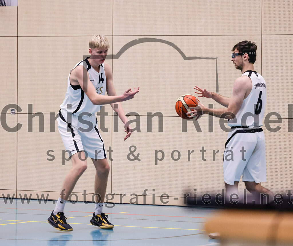 2022-12-03_090_TSV_Vaterstetten_gegen_TG_Landshut | Vaterstetten, Deutschland, 03.12.2022:
Basketball, Bayernliga Herren Südost 2022 / 2023, 7. Spieltag, TSV Vaterstetten gegen TG Landshut, Endergebnis: 71:78

D. Wolf (TSV Vaterstetten, #14), Maximilian Rothe (TSV Vaterstetten, #6)

Foto: Christian Riedel / fotografie-riedel.net