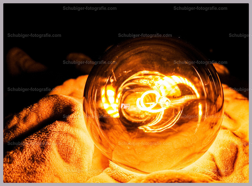 Feurige Glaskugel | Glaskugel mit Lichtspirale - Realisiert mit Pictrs.com