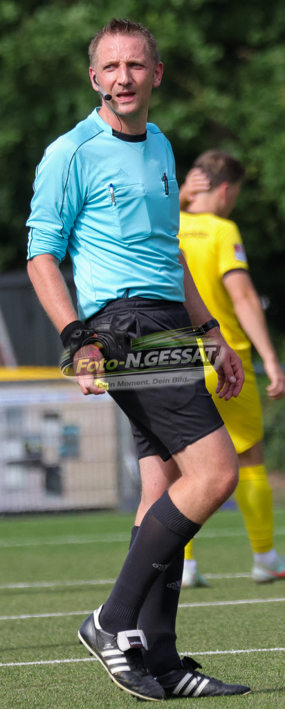 FC RW Kirchlengern - SuS Bad Westernkotten | Auf dem Bild zu sehen: Schiedsrichter: Benno Verhaag FC RW Kirchlengern, SuS Bad Westernkotten, Saison 26/27, Westfalenliga, Kirchlengern, Deutschland - Realisiert mit Pictrs.com