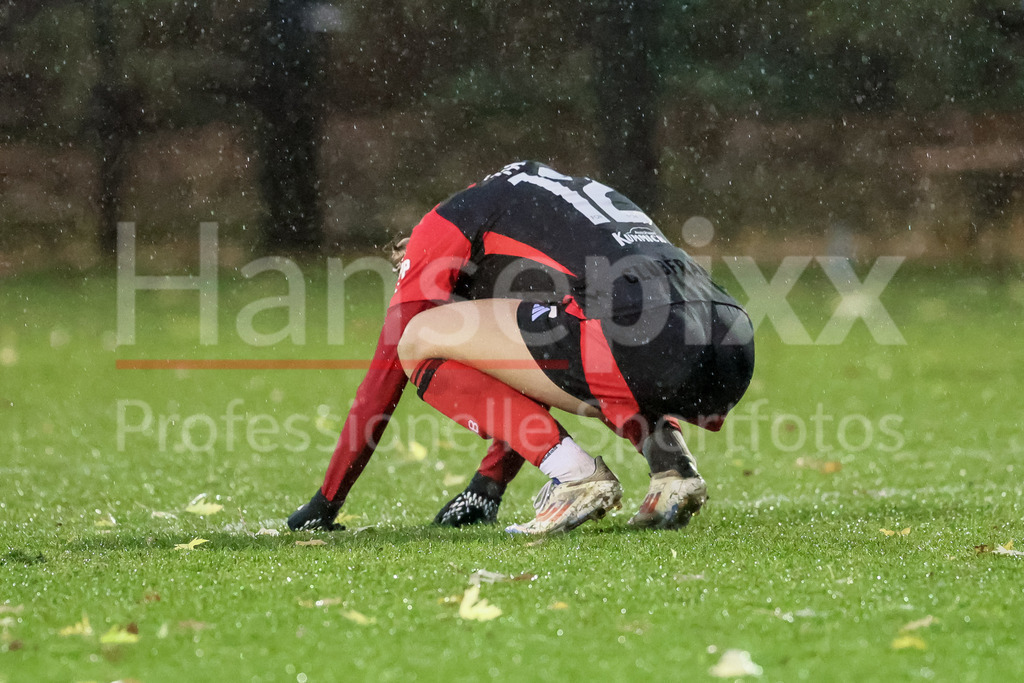 Fussball, 2. Frauen-Bundesliga, Hamburger SV - 1. FC Nürnberg | v.li.: Amelie Thöle (1. FC Nürnberg, 12) enttäuscht über das Unentschieden, Enttäuschung nach dem Schlusspfiff, Abpfiff, Highlight, Frustration, pessimistisch,, DIE DFB-RICHTLINIEN UNTERSAGEN JEGLICHE NUTZUNG VON FOTOS ALS SEQUENZBILDER UND/ODER VIDEOÄHNLICHE FOTOSTRECKEN. DFB REGULATIONS PROHIBIT ANY USE OF PHOTOGRAPHS AS IMAGE SEQUENCES AND/OR QUASI-VIDEO.