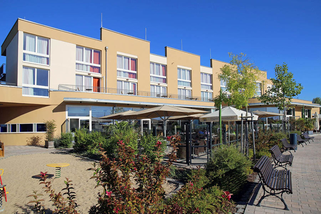 Bildlexikon Leipzig - Lagovida - Das Ferienresort am Störmthaler See | Das Team hinter BILDLEXIKON LEIPZIG bündelt historische wie aktuelle Informationen über die Stadt Leipzig in Text und Bild auf einer Plattform und stellt diese der interessierten Öffentlichkeit zur Verfügung.