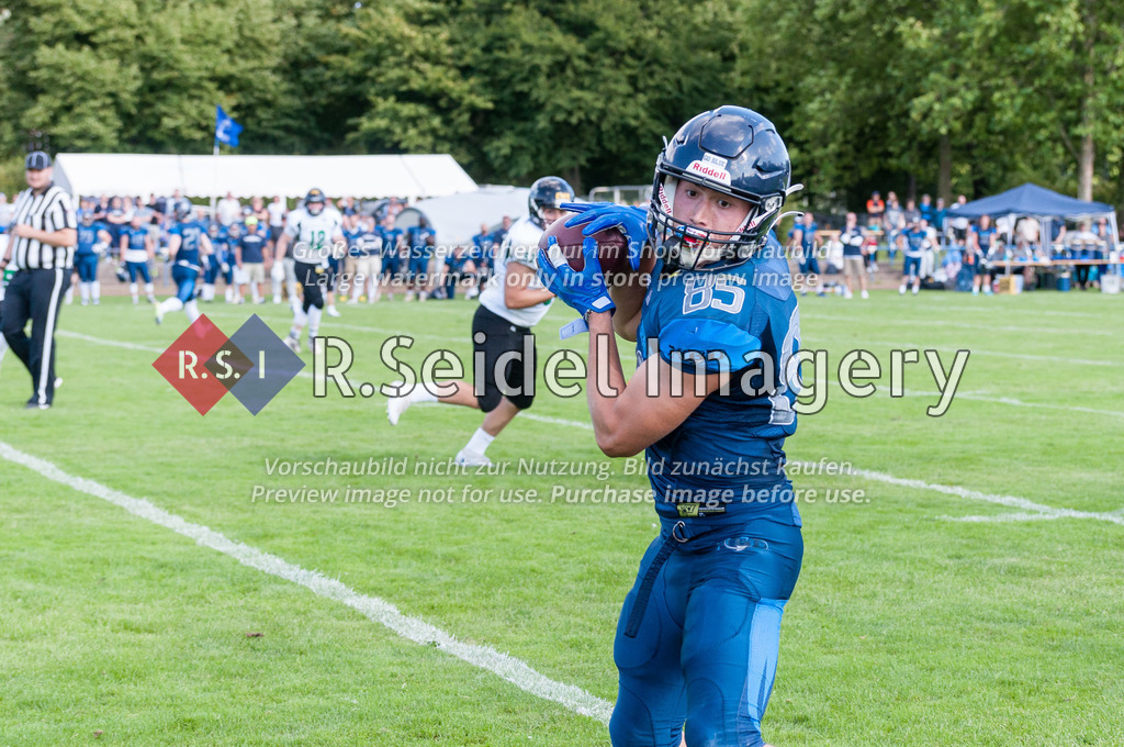 American Football, Saison 2022, Regionalliga Nord, Hamburg Blue Devils - Oldenburg Knights, Dr.-Hermann-Schnell-Sportplatz (Hamburg), 06.08.2022, 07. Gameweek | Moritz Pieper (#85, Blue Devils, WR)  fängt einen weiten Pass von Plagge.