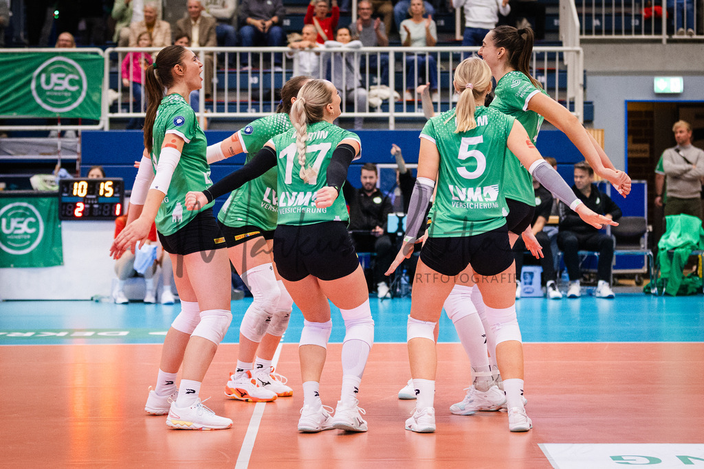 Volleyball, 1. Bundesliga Frauen, Hauptrunde, 1. Spieltag, Saison 2025/2026: USC Münster - SSC Palmberg Schwerin | 1. Bundesliga Frauen, Hauptrunde, 1. Spieltag, Saison 2025/2026, USC Münster empfängt SSC Palmberg Schwerin in der Sporthalle Berg Fidel in Münster. Foto: sportfotografie.ms | Markus Paletta - Realisiert mit Pictrs.com