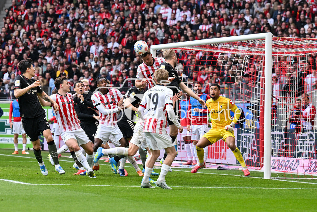 SC Freiburg - FC Bayern München | FREIBURG, GERMANY - 04. APRIL: die Hausherren klären hier eine Ecke der Bayern per Kopf während dem Bundesligamatch zwischen dem SC Freiburg und dem FC Bayern München am 28. Spieltag im Europa-Park Stadion / DFL REGULATIONS PROHIBIT ANY USE OF PHOTOGRAPHS AS IMAGE SEQUENCES AND/OR QUASI-VIDEO