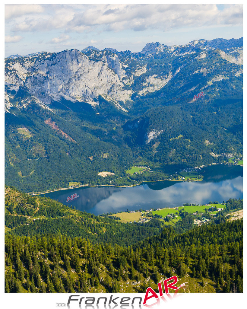 Luftaufnahme der Stadt Grundlsee - Die Luftaufnahme wurde 2025 vom UL-Flugzeug heraus erstellt ( keine Drohne ) - Hochauflösende Luftaufnahme - für professionelle Ausdrucke geeignet. Die Geschenkidee !Mit Lizenz und Bildrechte bestellbar
