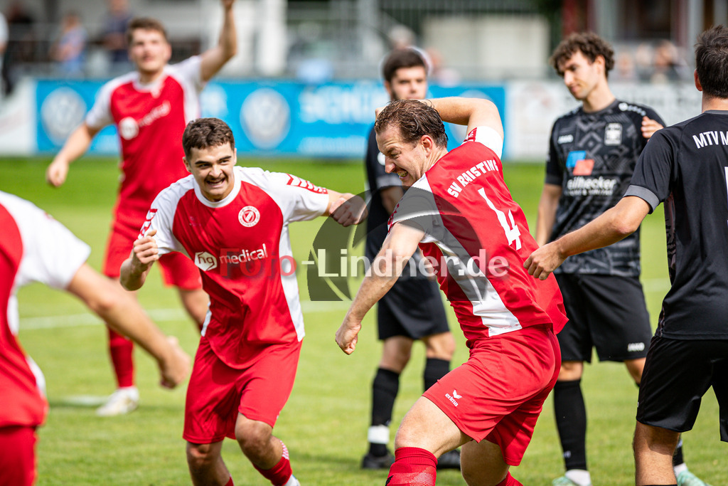SV Raisting gegen MTV München | Fußball Herren Bezirksliga Oberbayern Süd 2025/26 9. Spieltag, SV Raisting gegen MTV München, 20250913,Torjubel Hermann SIGL (SV Raisting 4), 2025-09-13 in Raisting (Raiffeisen Arena Raisting), Hermann SIGL (SV Raisting 4), Florian FLATH (SV Raisting 3), Copyright: WolfgangxLindner www.foto-lindner.de