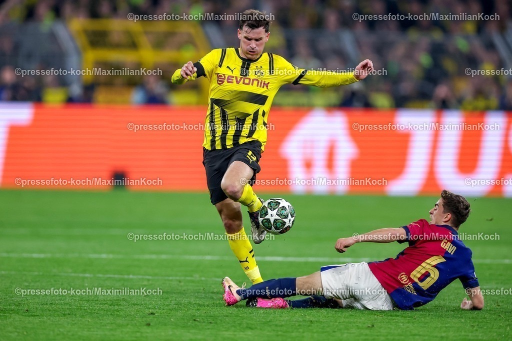UCL1504251053 | 15.04.2025, Fußball, UEFA Champions League, Borussia Dortmund - FC Barcelona, BVB Stadion, Viertelfinale, Saison 2024 2025: Pascal Groß (BVB #13) im Zweikampf gegen Gavi Pablo Martin Paez Gavira (FC Barcelona #06) Regulations prohibit any use of photographs as image sequences and or quasi-video.
