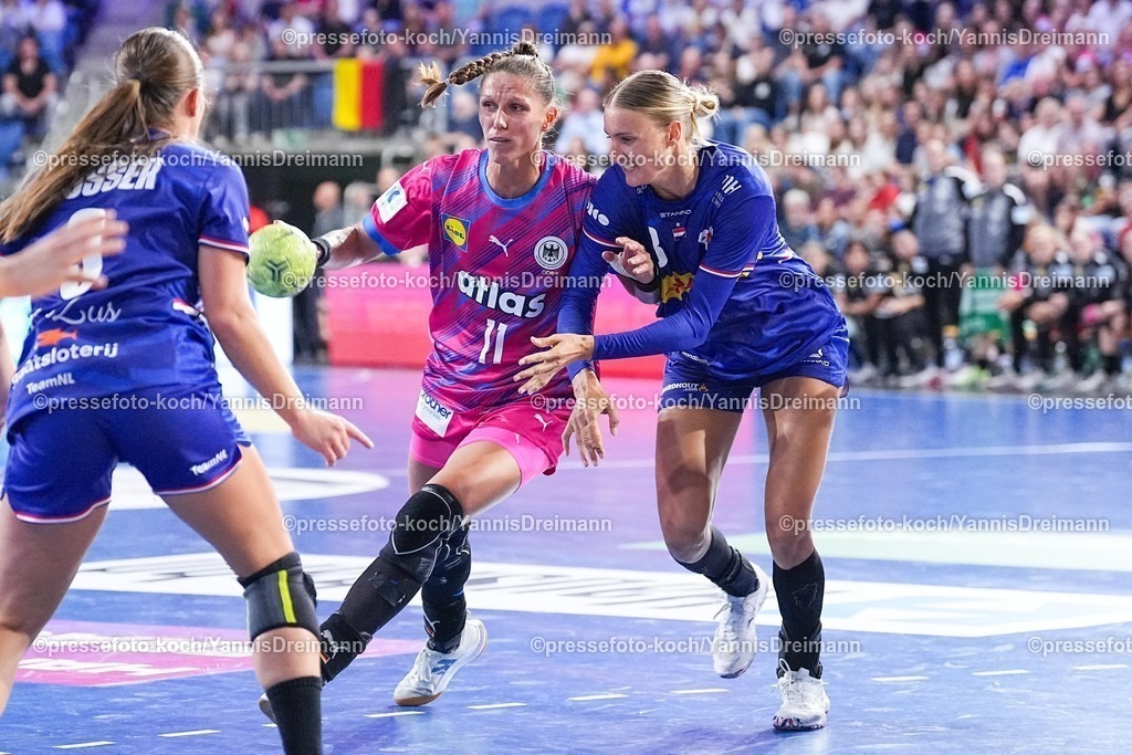 xYDRx21092501009 | 21.09.2025, xydrx, Handball, Frauen Länderspiel, Deutschland - Niederlande, YAILA Arena: Xenia Smits (GER #11) im Zweikampf gegen Kelly Dulfer (NED #18)