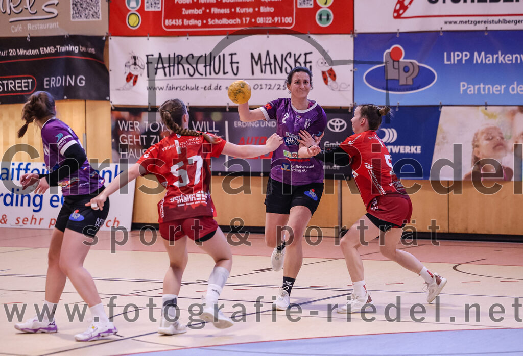 2025-02-22_048_SpVgg_Altenerding_gegen_TG_Landshut | Erding, Deutschland, 22.02.2025:Handball, Bezirksoberliga Frauen Altbayern 2024 / 2024, 15. Spieltag, SpVgg Altenerding gegen TG Landshut, Endergebnis: 25:22Nadine Schlegel (TG Landshut, #57), Janina Konrad (SpVgg Altenerding, #2), Julia Otto (TG Landshut, #5)Foto: Christian Riedel / fotografie-riedel.net