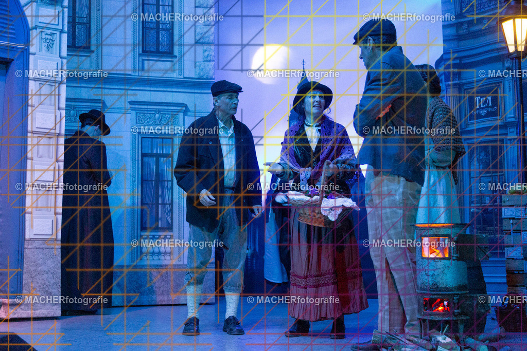 010_MFL-2025 | Portraitbilder von Regisseur; Darsteller; Techniker; Maske; Kostüme; Chor; Musiker; Bilderserie der Generalprobe und der Premierenvorstellung, Szenenbilder; Ausdrucksstudien; Bühnenüberblick; Bühnenkulissen; Pressefotos inkl. Redaktionsfoto Darstellergruppe.