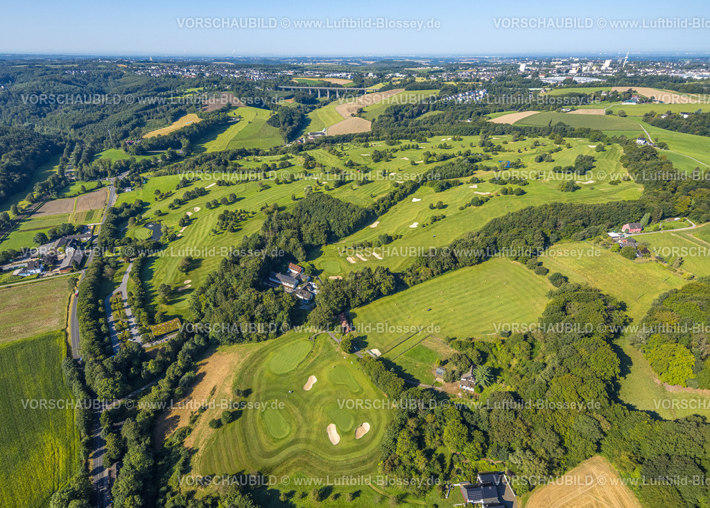 Velbert240811732Langenberg | Luftbild, Golfplatz und Golfwiese Golfclub Velbert Gut Kuhlendahl e.V., Sandlöcher Bunker, hinten die Talbrücke Grundbach der Autobahn A535, Kuhlendahl, Velbert, Ruhrgebiet, Nordrhein-Westfalen, Deutschland