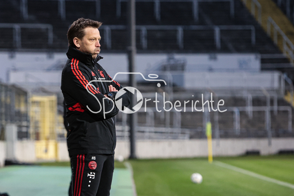 FC Bayern Amateure - FC Augsburg II | Bayern Trainer Holger SEITZ in Aktion / Freisteller / Einzelfoto