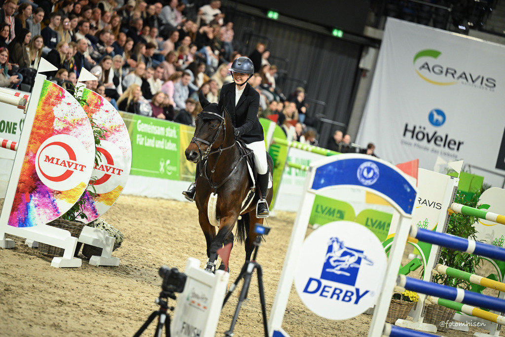 021125-19-071 | Foto Mhisen Pferdefotografie#, Reitturnier Frankfurt#  #Dressur und Springen
#Profi Pferdefotograf Reitturnier Fotograf 
#Sport Horses Photographer 
#equestrain photographer - Realisiert mit Pictrs.com