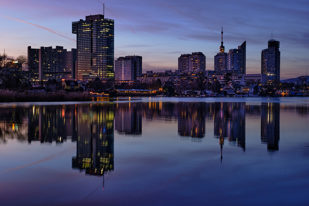 Blick über die Donau auf die Donaucity im Abendrot | Wien, Austria - December 27, 2023: Blick über die Donau auf die Donaucity im Abendrot. - Realisiert mit Pictrs.com