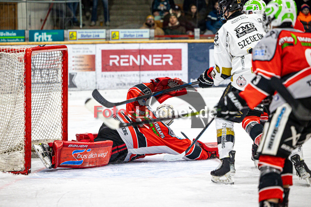TSV Peißenberg MINERS gegen EHC Königsbrunn PINGUINE | Eishockey Bayernliga Herren Playoffs Viertelfinale 2024/25 - Spiel 4 von 7, TSV Peißenberg MINERS gegen EHC Königsbrunn PINGUINE, 20250216,Korbinian SERTL (MINERS Goali 31) in Aktion, Hecht nach vorn,2025-02-16 in Peißenberg (Eisstadion Peißenberg)Korbinian SERTL (MINERS Goali 31)Copyright: WolfgangxLindner foto-lindner.de