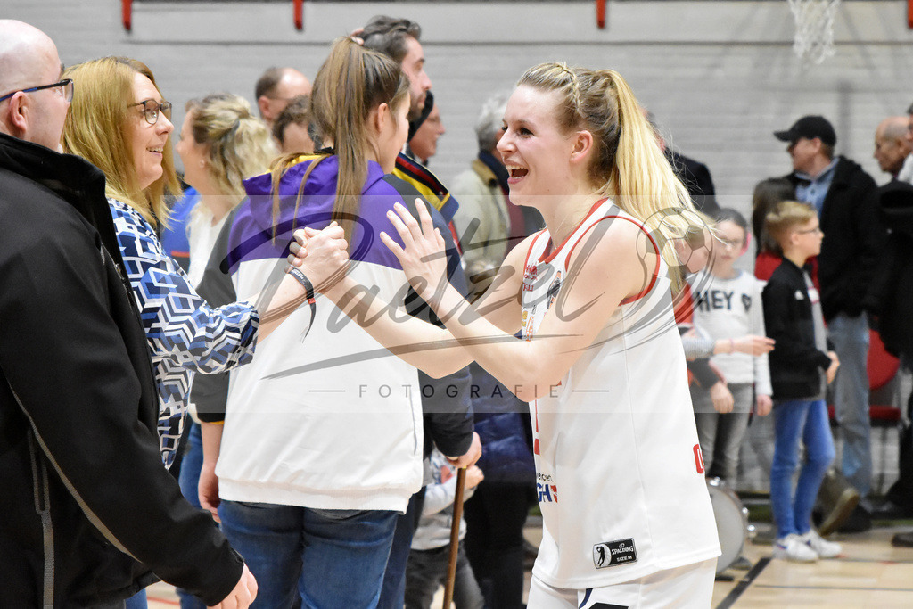 20200126_PANHAL_0069 | Basketball, Frauen: Melli Knopp (GiroLive-Panthers Osnabrück) bedankt sich bei den Fans beim Spiel der Toyota DBBL zwischen GiroLive-Panthers Osnabrück vs. GISA LIONS SV Halle am 26.01.2020 im Panthers Dome in Osnabrück, Deutschland.(Foto von Nico Paetzel) - Realisiert mit Pictrs.com