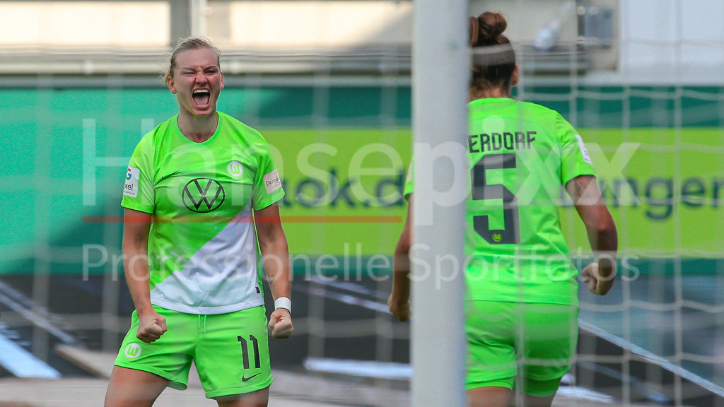 Fussball, Google Pixel Frauen-Bundesliga, VfL Wolfsburg - Bayer 04 Leverkusen | v.li.: Alexandra Popp (Alex Popp, VfL Wolfsburg, 11) und Torschützin Lena Oberdorf (VfL Wolfsburg, 5) mit Torjubel, Jubel, jubeln, jubelt, optimistisch, Spielszene, Highlight, Freude über das Tor zum 1:0, DIE DFB-RICHTLINIEN UNTERSAGEN JEGLICHE NUTZUNG VON FOTOS ALS SEQUENZBILDER UND/ODER VIDEOÄHNLICHE FOTOSTRECKEN. DFB REGULATIONS PROHIBIT ANY USE OF PHOTOGRAPHS AS IMAGE SEQUENCES AND/OR QUASI-VIDEO.