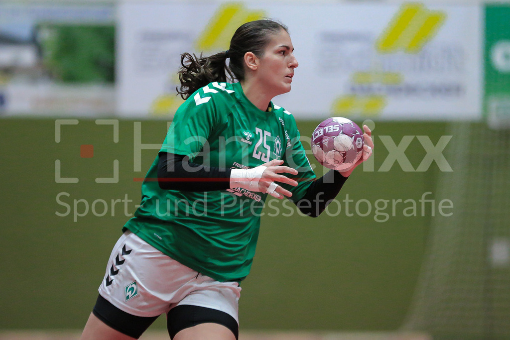 Handball, 2. Bundesliga Frauen, SV Werder Bremen - TuS Lintfort | v.li.: Anna Lena Bergmann (SV Werder Bremen, 25) am Ball, Spielszene, Aktion, Action, Portrait, Nahaufnahme, Einzelfoto, Einzelbild