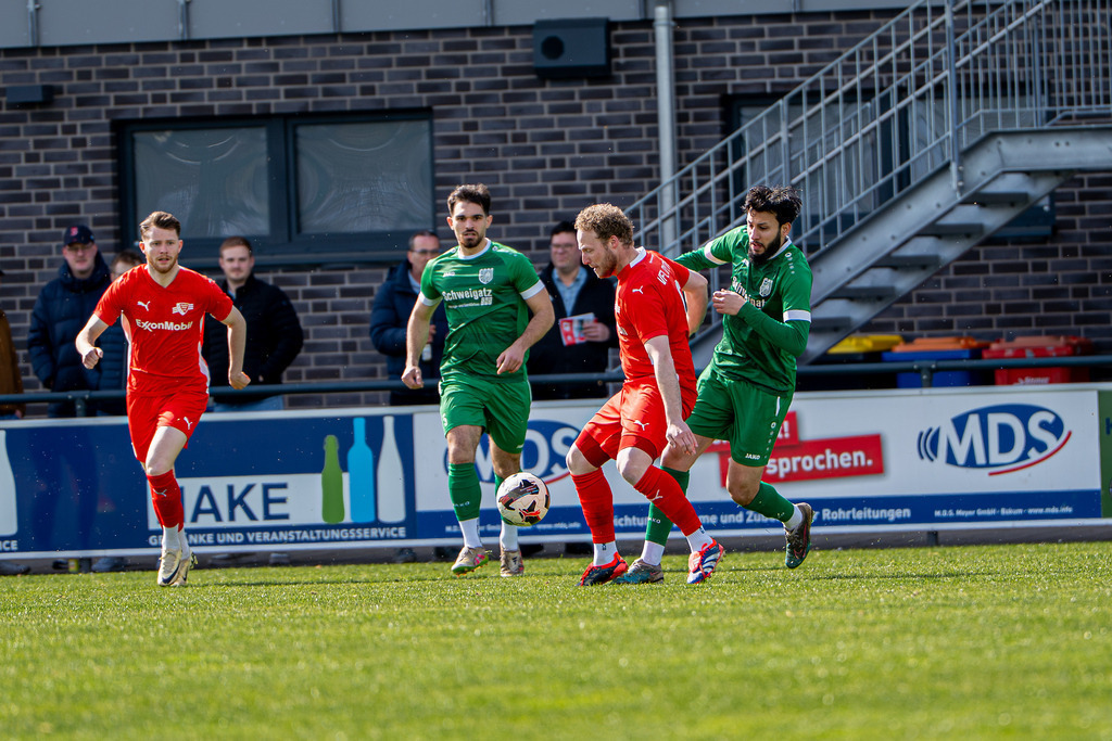 Fußball I Herren I Saison 2025-2026 I Bezirksliga Weser-Ems 4 I 26. Spieltag I VFL Oythe - SV Hansa Friesoythe I 20016 | jns.sportfotos - Realisiert mit Pictrs.com