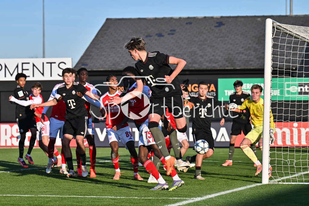 Arsenal London U19 - FC Bayern München U19 | BOREHAMWOOD, ENGLAND - 26. NOVEMBER: Torschuss von Guido DELLA ROVERE (FC Bayern München U19 10) nach einer Ecke für die Bayern beim Ligaspiel zwischen der U19 von Arsenal London und der U19 des FC Bayern München am 5. Spieltag der UEFA Youth League im Meadow Park am 26.11.2025