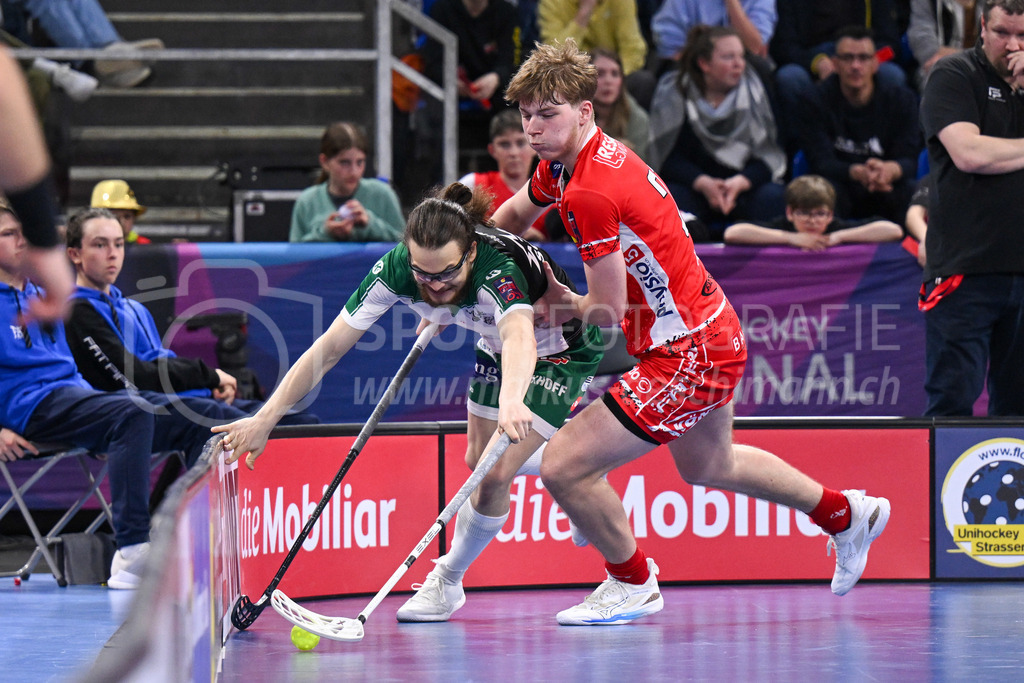 SV Wiler-Ersigen vs Floorball Köniz - 15. April 2023 | SV Wiler-Ersigen vs Floorball Köniz
Stimo Arena, Kloten
David Hermle (#21 Floorball Koeniz) gegen Michal Dudovic (#4 SV Wiler-Ersigen).
Bild: Sportfotografie Markus Aeschimann | www.markus-aeschimann.ch - Realisiert mit Pictrs.com