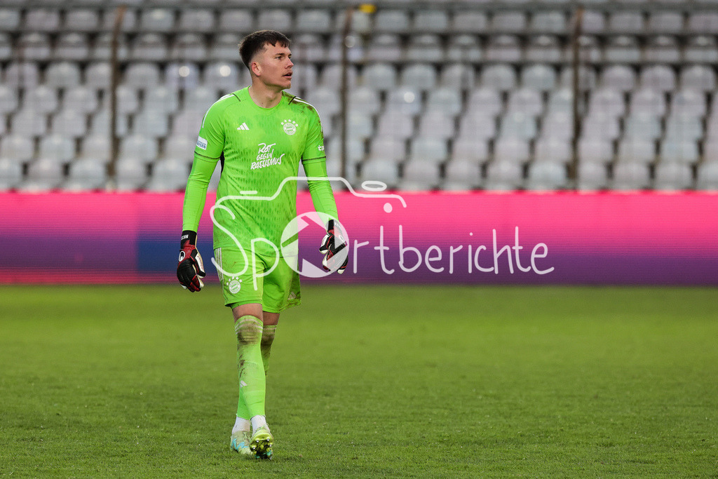 FC Bayern Amateure - TSV Buchbach | kommt zu seinem Einsatz nach der roten Karte fuer Tom Ritzy HUELSMANN (FCB #1) / Manuel KAINZ (FCB #23) / Freisteller / Einzelfoto