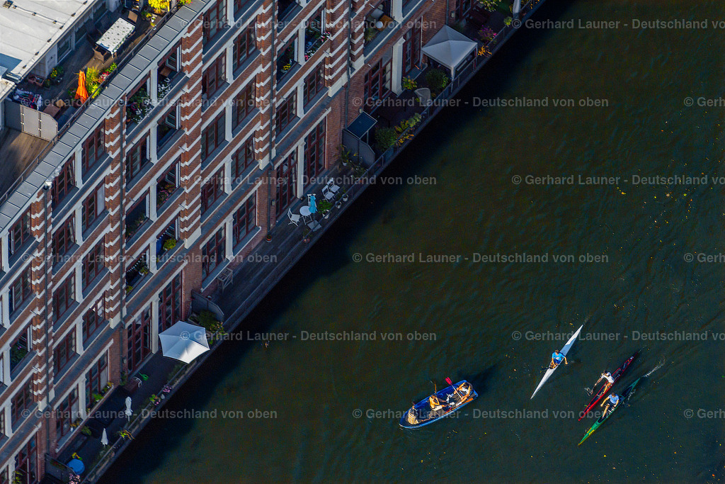 4040268 | LEIPZIG 14.09.2020 Kanuten und Ruderboot in Fahrt entlang des Flussverlaufs Weiße Elster im Ortsteil Schleußig in Leipzig im Bundesland Sachsen, Deutschland. // Canoeists and rowing boat in motion along the course of the Weisse Elster river in the district Schleussig in Leipzig in the state Saxony, Germany. Foto: Gerhard Launer