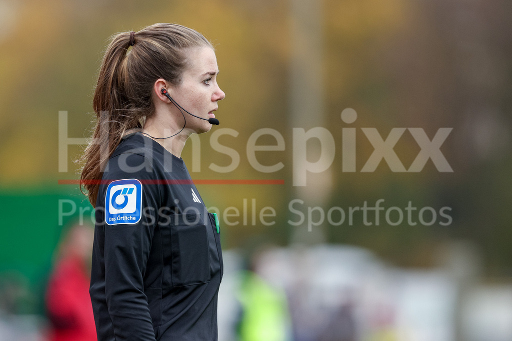Fussball, Google Pixel Frauen-Bundesliga, SV Werder Bremen - 1. FC Union Berlin | Schiedsrichter-Assistentin Lea Bramkamp, Portrait, Nahaufnahme, Einzelfoto, Einzelbild, DIE DFB-RICHTLINIEN UNTERSAGEN JEGLICHE NUTZUNG VON FOTOS ALS SEQUENZBILDER UND/ODER VIDEOÄHNLICHE FOTOSTRECKEN. DFB REGULATIONS PROHIBIT ANY USE OF PHOTOGRAPHS AS IMAGE SEQUENCES AND/OR QUASI-VIDEO.