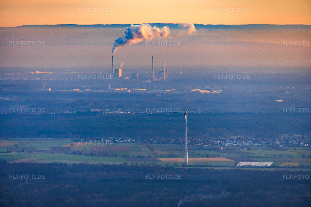 Luftbild: Rheinhafen-Dampfkraftwerk Karlsruhe von Offenbach aus gesehen an einem nebligen Winterabend im Ortsteil Daxlanden in Karlsruhe im Bundesland Baden-Württemberg in Deutschland. Foto: IMG_152127.jpg vom 12.12.2025 durch Werner Riehm/FLY-FOTO.de