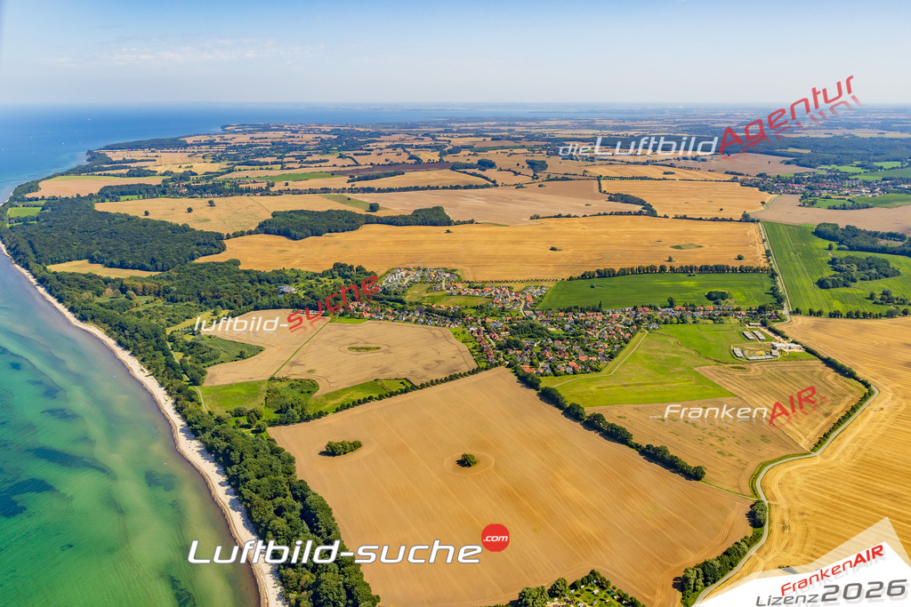 Klassische Luftaufnahme ohne Drohne zeigt:Groß Schwansee Küstenlandschaft bei Kalkhorst - Die Luftbildaufnahme wurde 2025 vom UL-Flugzeug heraus erstellt ( keine Drohnenaufnahme ) - Hochauflösende Luftaufnahme -Nicht vergleichbar mit Google Maps oder Satelittenbilder- Die Geschenkidee !Mit Lizenz und Bildrechte bestellbar
