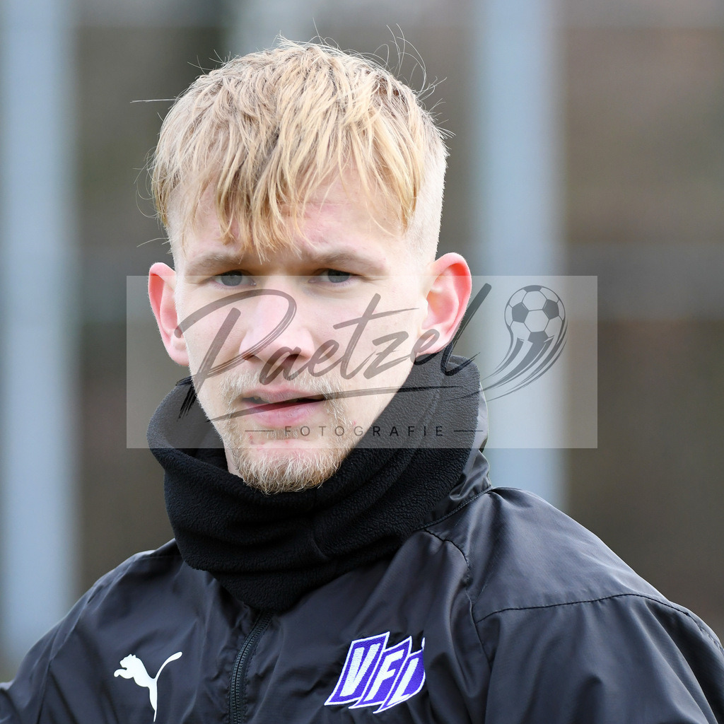 20200221_TRAOSN_0061 | Fussball, Herren: Bryan Henning (VfL Osnabrueck) schaut waehrend der Trainingseinheit des VfL Osnabrueck im Sportpark Illoshoehe am 21.02.2020 in Osnabrueck, Deutschland. - Realisiert mit Pictrs.com