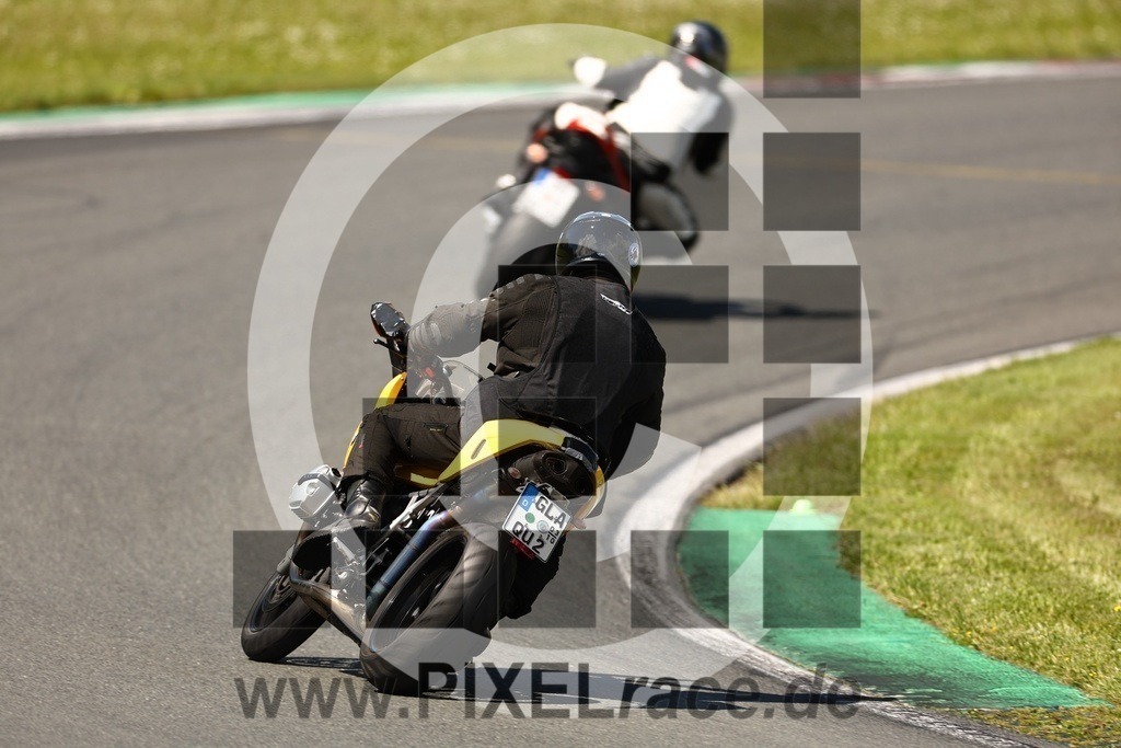 0085-20240617_02209 | Schöne Erinnerungen an spannende Momente - das festzuhalten ist unser Job. PIXELrace.de ist seit 2003 auf den Rennstrecken Europas unterwegs um die Action draußen beim Fahren und die wunderbare Stimmung imm Fahrerlager für euch einzufangen.