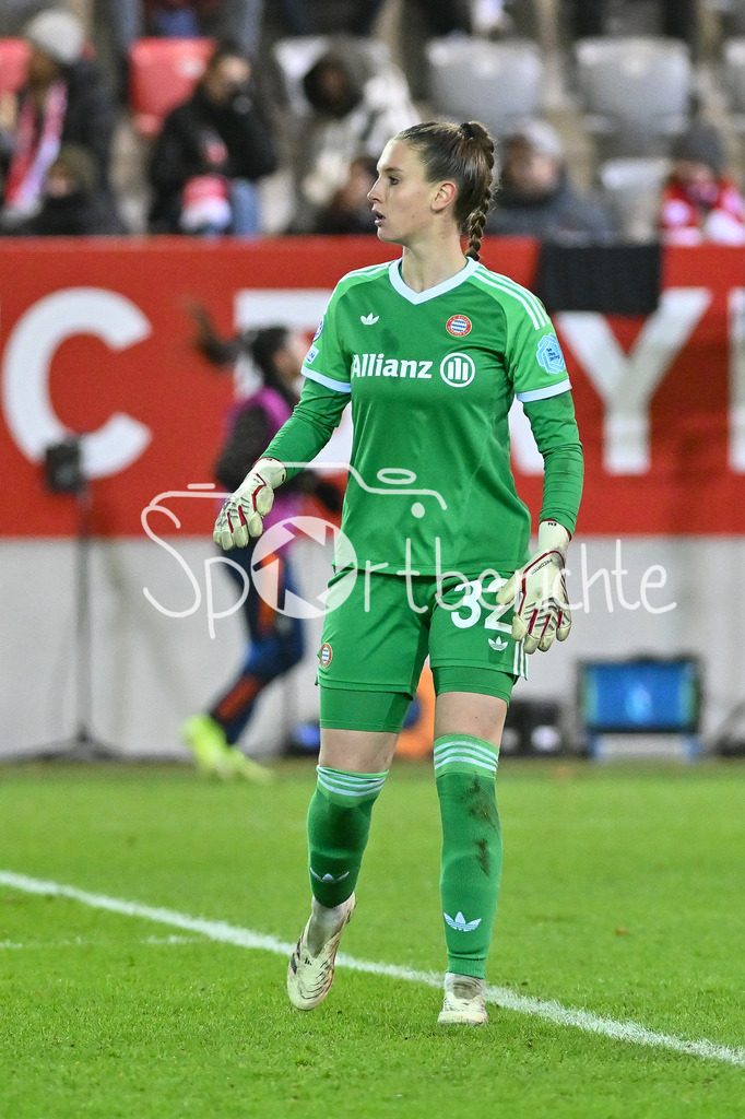 FC Bayern München Frauen - Juventus Turin Frauen | im Bild Ena MAHMUTOVIC (FC Bayern München Frauen #32) / Freisteller / Einzelfoto / Womens Champions League: FC Bayern Frauen - Juventus FC, FC Bayern Campus am 12.12.2024