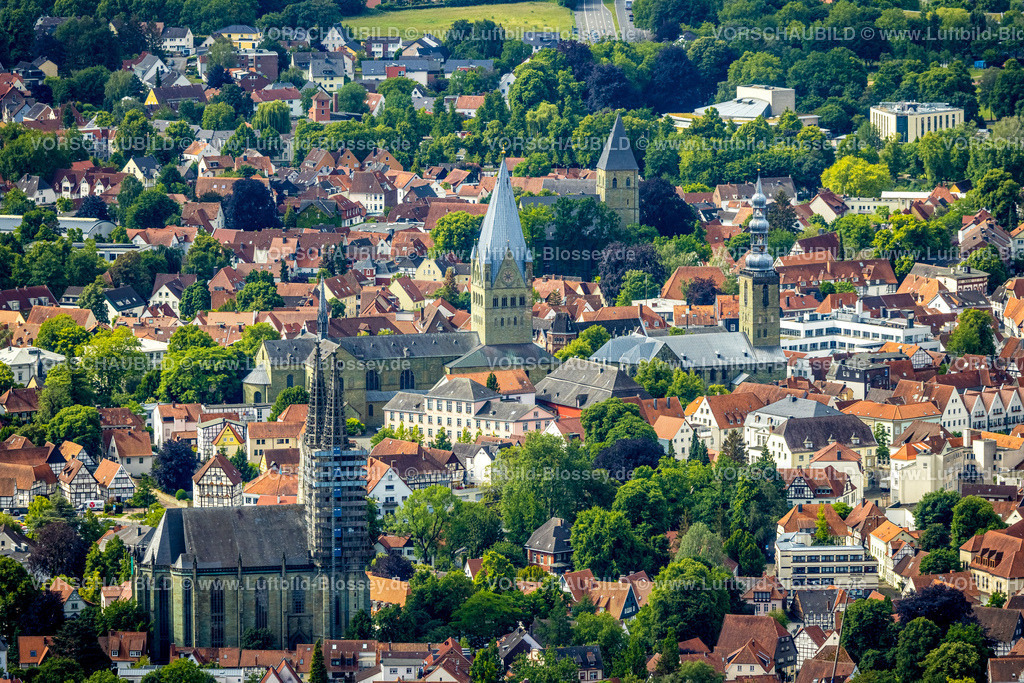 Soest220600252 | Luftbild, Altstadt mit (von links) evang. Kirche Sankt Maria zur Wiese (Wiesenkirche), St. Patrokli-Dom, Sankt Pauli Kirche und St. Petri Alde Kerke, Walburger, Soest, Soester Boerde, Nordrhein-Westfalen, Deutschland