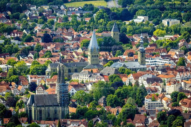 Soest220600252 | Luftbild, Altstadt mit (von links) evang. Kirche Sankt Maria zur Wiese (Wiesenkirche), St. Patrokli-Dom, Sankt Pauli Kirche und St. Petri Alde Kerke, Walburger, Soest, Soester Boerde, Nordrhein-Westfalen, Deutschland