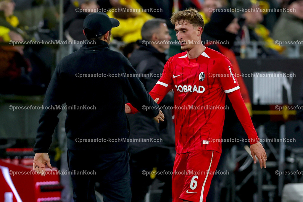 BVB23112401066 | 23.11.2024, Borussia Dortmund - SC Freiburg, 1. Fußball Bundesliga, 11. Spieltag, Signal Iduna Park, Saison 2024 2025: Platzverweis für Patrick Osterhage (Freiburg #6) - Patrick Osterhage (Freiburg #6) bekommt eine Gelb Rote Karte und muss das Spielfeld verlassen. Zusammen mit Cheftrainer Julian Schuster (Freiburg)DFB regulations prohibit any use of photographs as image sequences and or quasi-video.