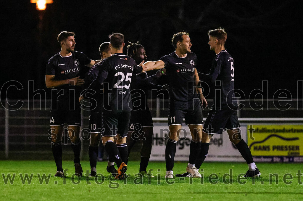 2023-10-27_043_VfB_Hallbergmoos_gegen_FC_Schwaig | Hallbergmoos, Deutschland, 27.10.2023:
Fußball, Landesliga Südost 2023 / 2024, 18. Spieltag, VfB Hallbergmoos gegen FC Schwaig, Endergebnis: 2:3

Jubel nach dem 0:1 durch Vincent Sommer (FC Schwaig, #10)

Foto: Christian Riedel / fotografie-riedel.net