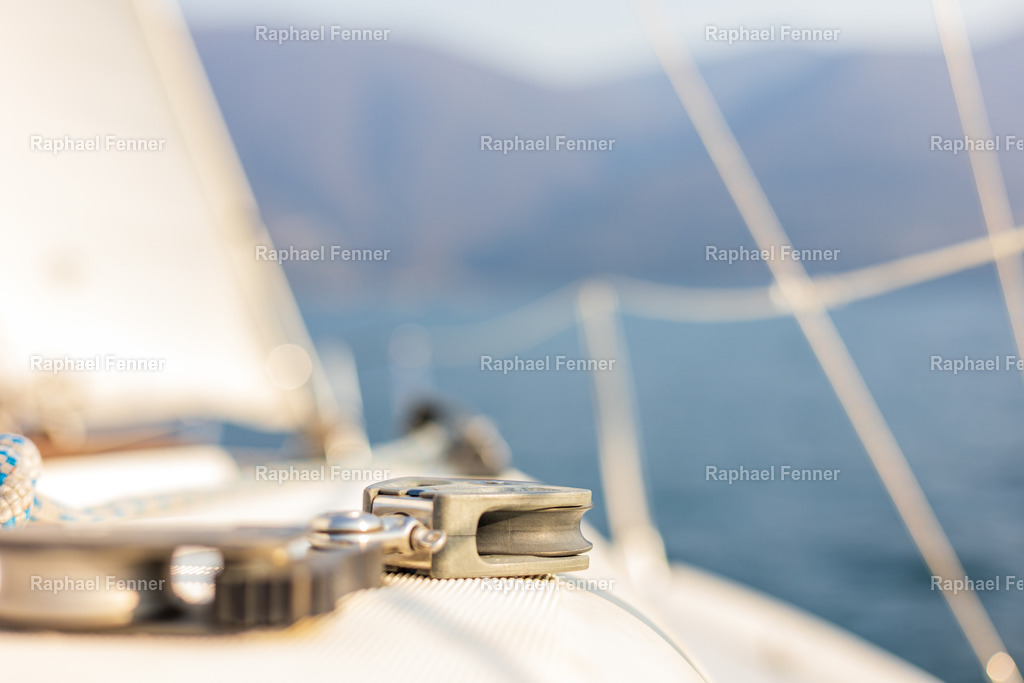 Segel auf dem Lago Maggiore | Erlebe eindrucksvolle Landschaftsfotografie aus dem Engadin und darüber hinaus. Raphael Fenner bietet zudem professionelle Fotoaufträge für Hochzeiten, Porträts und Unternehmen. Jetzt entdecken und inspirieren lassen!