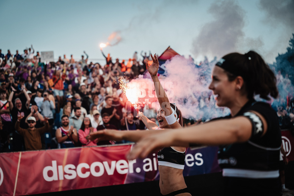 Beachvolleyball | Frauen | Deutsche Meisterschaften 2025 Timmendorfer Strand | 06.09.2025 | v.l. Sandra Ittlinger und Anna-Lena Grüne feiern den Finaleinzug mit Pyrotechnik