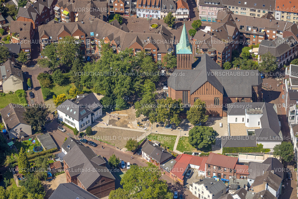Dinslaken240803217 | Luftbild, Kirche St. Vincentius am Altmarkt und Bauarbeiten Baustelle am Kirchplatz, Johannahaus, Dinslaken, Ruhrgebiet, Nordrhein-Westfalen, Deutschland