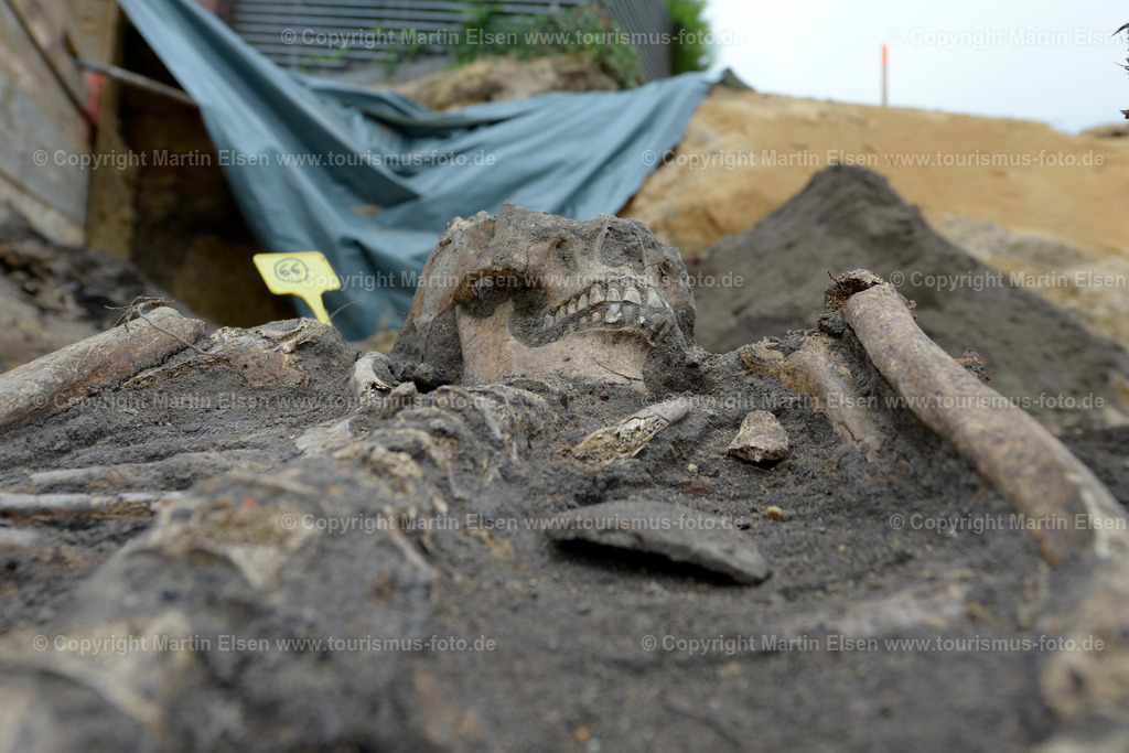 Stade Archäologe Hertie Abriss__ELS7560 | Stade - Aufnahmedatum: 17.06.2016, Aufnahmehöhe:  m, Koordinaten:  - , Bildgröße: 5605 x  3741 Pixel - Copyright 2016 by Martin Elsen, Kontakt: Tel.: +49 157 74581206, E-Mail: info@schoenes-foto.deSchlagwörter:Archäologie Hertie Abriss 2016 - Realisiert mit Pictrs.com