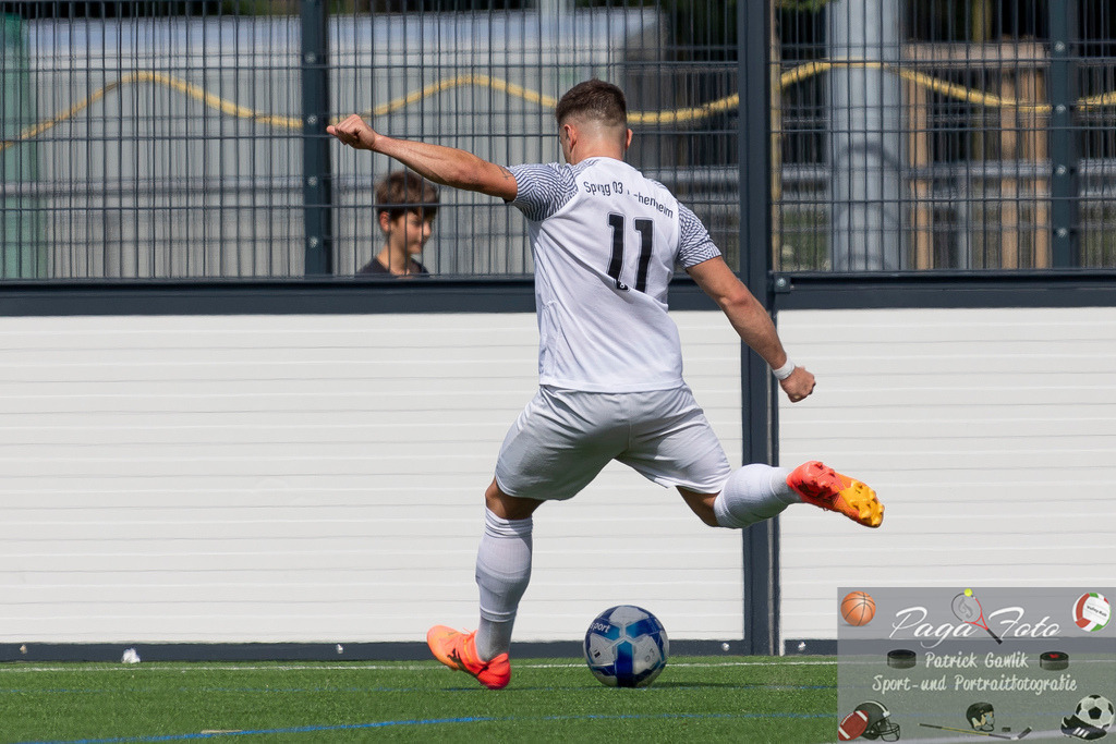 Testspiel: Spvgg. 03 Fechenheim - Türk Gücü Friedberg, 13.07.2024 | Felix Casalino (Spvgg. 03 Fechenheim #11) bei einer Flanke,  Spvgg. 03 Fechenheim - Türk Gücü Friedberg, Frankfurt am Main, Sportanlage Birsteiner Straße, 13.7.2024 - Realisiert mit Pictrs.com