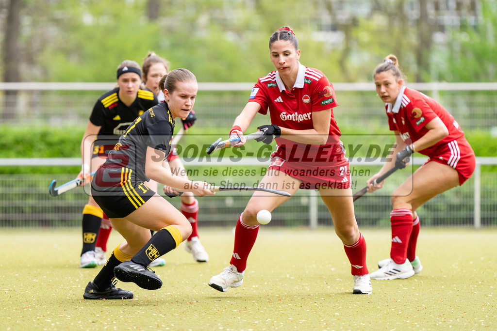 HK_20240407_100166 | 1. Bundesliga Hockey Damen Rot-Weiss Köln - Harvestehuder THC am 7.4.2024 Rot-Weiss Köln, Köln , Bauer Kataharina ( Harvestehuder THC #17 ) , Maja Weber ( Rot-Weiss Köln #21 )