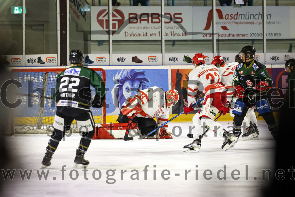 2022-11-13_007_TSV_Erding_gegen_TEV_Miesbach | Erding, Deutschland, 13.11.2022:
Eishockey, Bayernliga 2022 / 2023, 13. Spieltag, TSV Erding gegen TEV Miesbach, Endergebnis: 

Christoph Furtner (Erding Gladiators, #22), Timon Ewert (TEV Miesbach, #34), Kilian Mühlpointner (TEV Miesbach, #22), Luis Scheibengraber (Erding Gladiators, #64)

Foto: Christian Riedel / fotografie-riedel.net